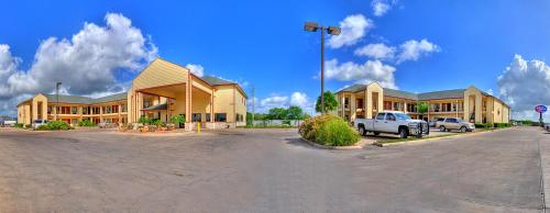 Lone Star Inn and Suites Victoria in Kenedy