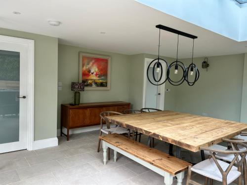 Lynwood House, private 5 bed 4 bath with large drive in Bratton