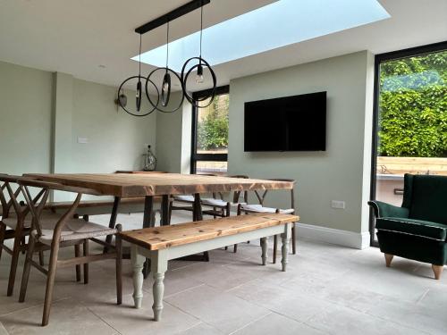 Lynwood House, private 5 bed 4 bath with large drive in Bratton