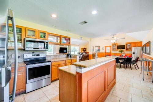 Sunrise Cove RC LLC: Lakefront Home w/ 2 Casitas! in Corsicana (TX)