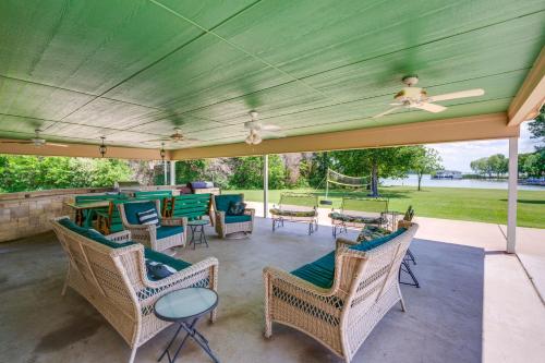 Sunrise Cove RC LLC: Lakefront Home w/ 2 Casitas! in Corsicana (TX)