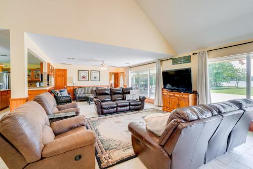 Sunrise Cove RC LLC: Lakefront Home w/ 2 Casitas! in Corsicana (TX)