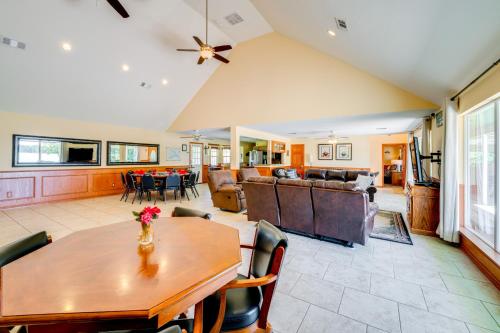 Sunrise Cove RC LLC: Lakefront Home w/ 2 Casitas! in Corsicana (TX)