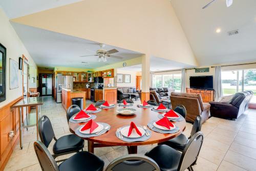 Sunrise Cove RC LLC: Lakefront Home w/ 2 Casitas! in Corsicana (TX)