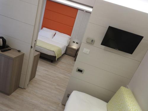 1 queen bed, 1 twin bed, 1 bunk bed