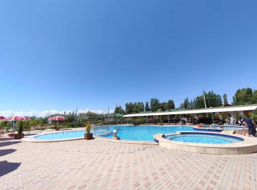 Karsto avotu baseins, Квартира студия в Raduga West in Kosh-Kel'