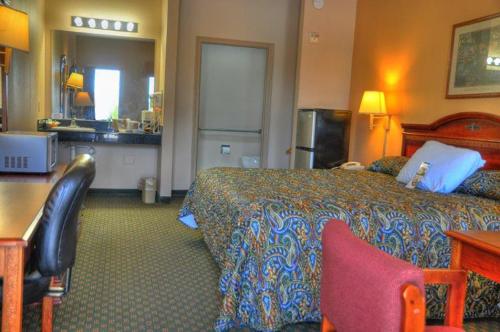 Lone Star Inn and Suites Victoria