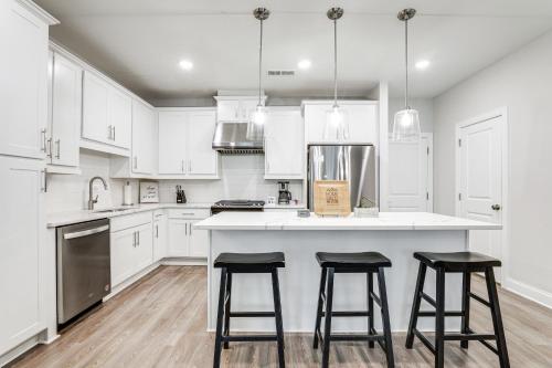 7 Mi to Dtwn: Sleek Retreat in Atlanta! in East Atlanta