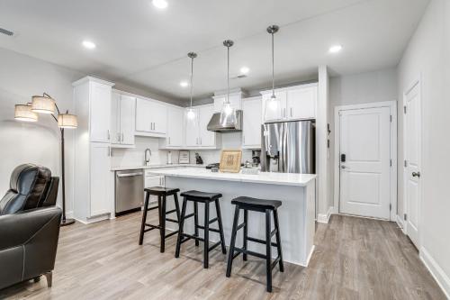 7 Mi to Dtwn: Sleek Retreat in Atlanta! in East Atlanta