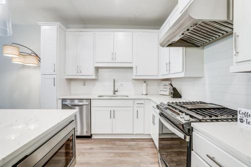 7 Mi to Dtwn: Sleek Retreat in Atlanta! in East Atlanta