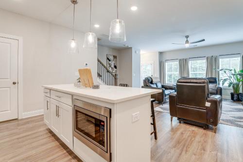 7 Mi to Dtwn: Sleek Retreat in Atlanta! in East Atlanta