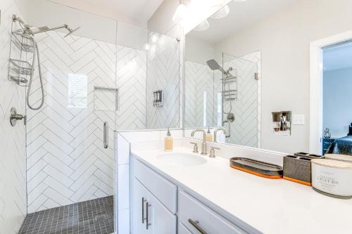 7 Mi to Dtwn: Sleek Retreat in Atlanta! in East Atlanta