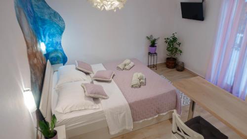 Studio Apartment with Side Sea View image 7