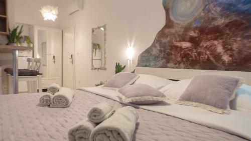 Studio Apartment with Side Sea View image 5