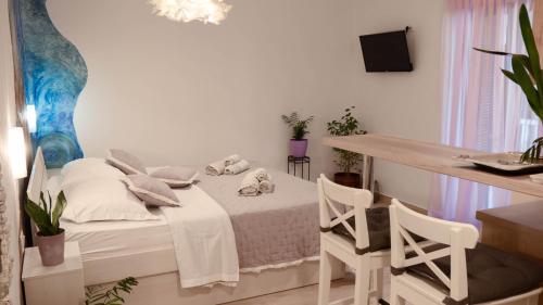 Studio Apartment with Side Sea View image 3