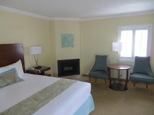 Carmel Bay View Inn - image 9