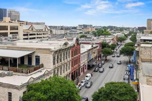 Downtown 2 bedroom Apartment with Stunning Austin Views Pool, Gym, Centric - Tap to explore photos