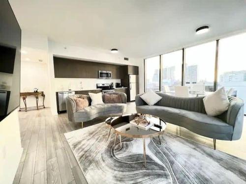 2BR, 2 Baths Lux Downtown Apt Heart of Austin with Amazing Views, Pool, & Gym in Austin, USA