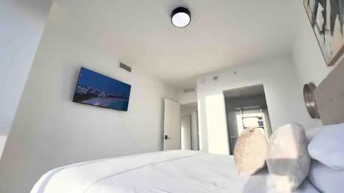 2BR, 2 Baths Lux Downtown Apt Heart of Austin with Amazing Views, Pool, & Gym in Austin, USA