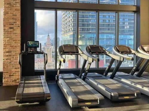 2BR, 2 Baths Lux Downtown Apt Heart of Austin with Amazing Views, Pool, & Gym in Austin, USA