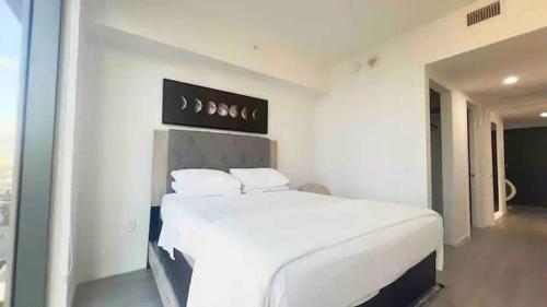2BR, 2 Baths Lux Downtown Apt Heart of Austin with Amazing Views, Pool, & Gym in Austin, USA