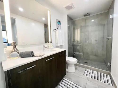 2BR, 2 Baths Lux Downtown Apt Heart of Austin with Amazing Views, Pool, & Gym in Austin, USA