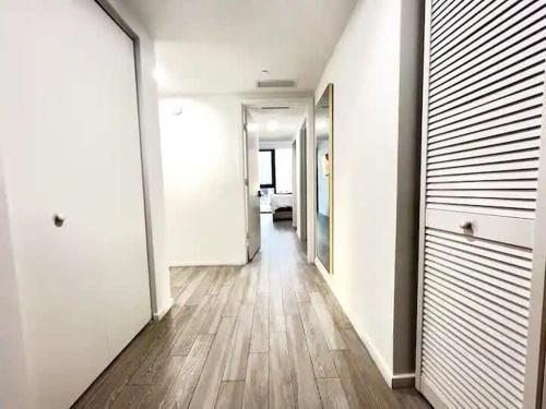 2BR, 2 Baths Lux Downtown Apt Heart of Austin with Amazing Views, Pool, & Gym in Austin, USA