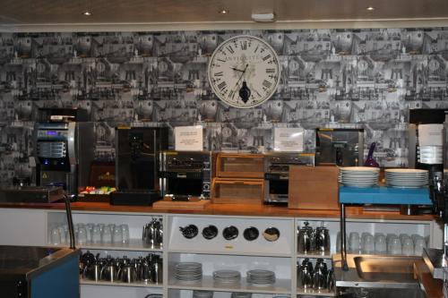 Ascot Hotel - image 6
