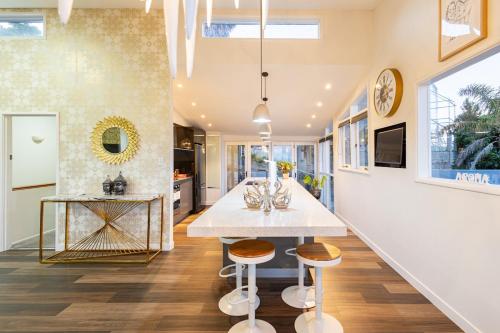 Home with Stunning Sea Views in บลัฟ ฮิลล์