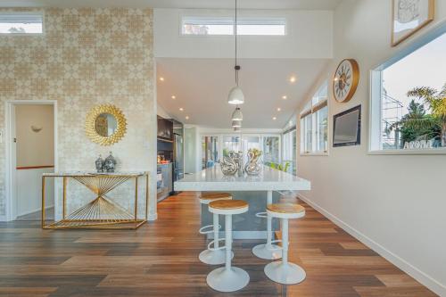 Home with Stunning Sea Views in บลัฟ ฮิลล์