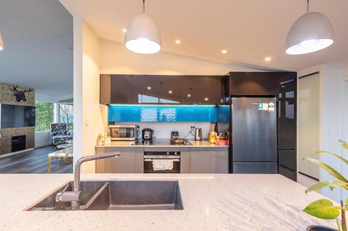 Home with Stunning Sea Views in บลัฟ ฮิลล์