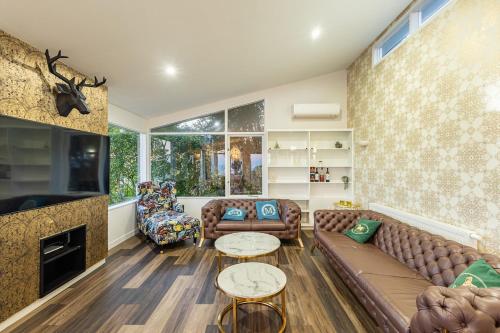 Home with Stunning Sea Views in บลัฟ ฮิลล์