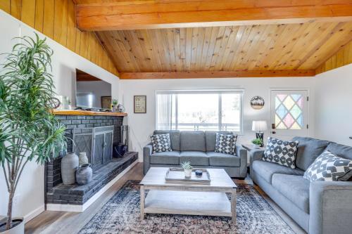 Close to Skiing and Lake Big Bear Mountain Getaway
