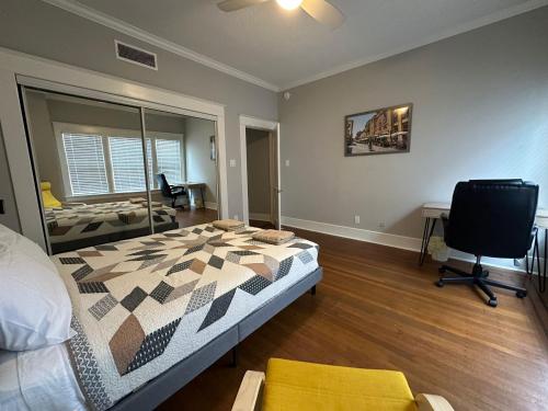 Luxury Stay in Montrose- Parma _ the Italian Plaza near มีนิล คอลเลคชั่น