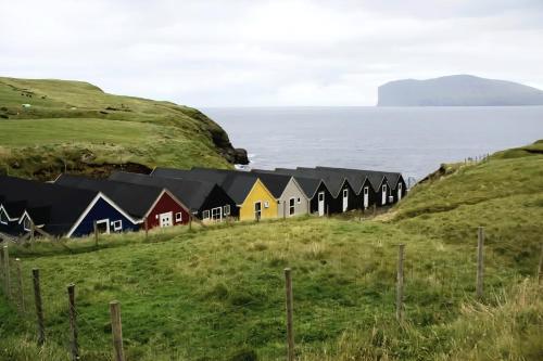 Vista exterior, Eiðsvíkslon - The Red Boathouse by the Sea (Eiðsvikslon - The Red Boathouse by the Sea) in Norðoyar