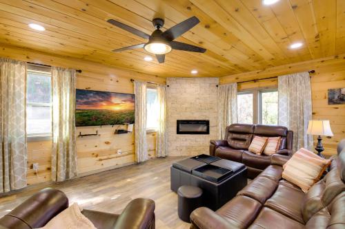 Gatlinburg Cabin with Game Room, Hot Tub and Mtn Views in Gatlinburg, USA