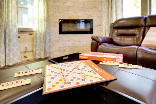 Gatlinburg Cabin with Game Room, Hot Tub and Mtn Views in Gatlinburg, USA