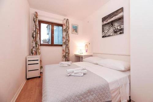 Three-Bedroom Apartment with Terrace and Sea View image 9