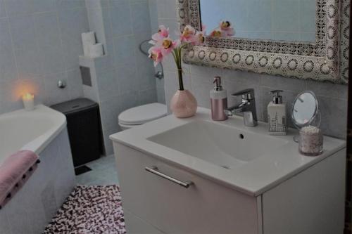 Three-Bedroom Apartment with Terrace and Sea View image 8