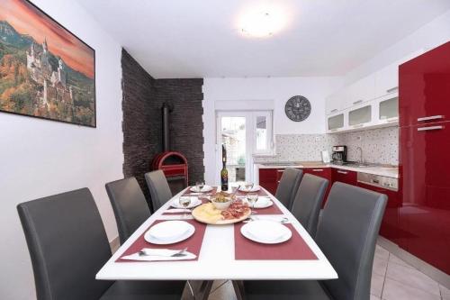 Three-Bedroom Apartment with Terrace and Sea View image 4