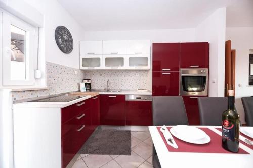 Three-Bedroom Apartment with Terrace and Sea View image 5