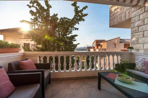 Three-Bedroom Apartment with Terrace and Sea View image 2