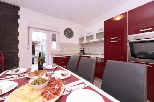 Three-Bedroom Apartment with Terrace and Sea View image 3
