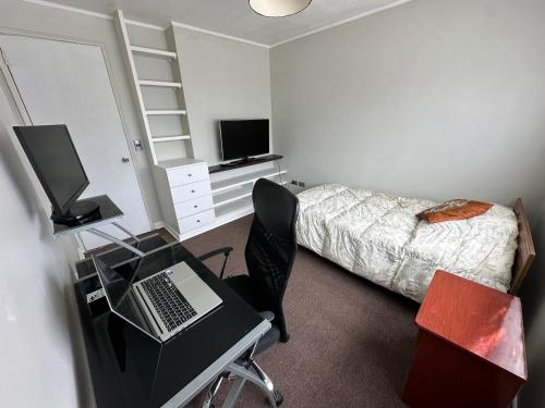 Habitación con cama de plaza y media con baño privado