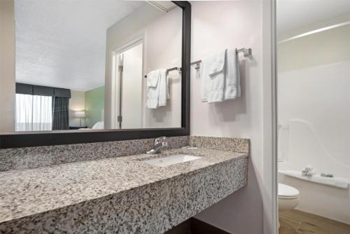 Queen Room with Two Queen Beds with Water View image 4