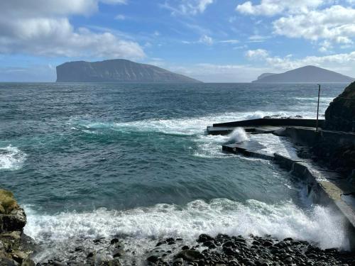 Alrededores, Eiðsvíkslon - The Red Boathouse by the Sea (Eiðsvikslon - The Red Boathouse by the Sea) in Norðoyar