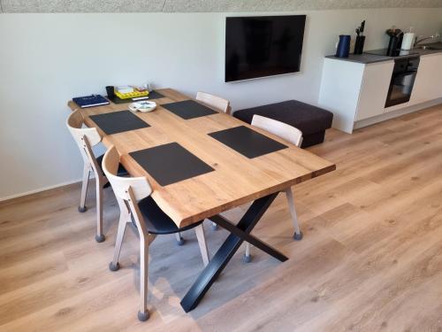 Instalaciones, Eiðsvíkslon - The Red Boathouse by the Sea (Eiðsvikslon - The Red Boathouse by the Sea) in Norðoyar