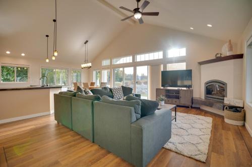 Family Home on Lake Chelan with Mtn + Lake View! in Mensona (WA)