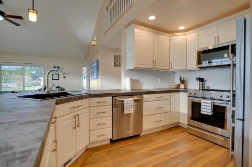Family Home on Lake Chelan with Mtn + Lake View! in Mensona (WA)