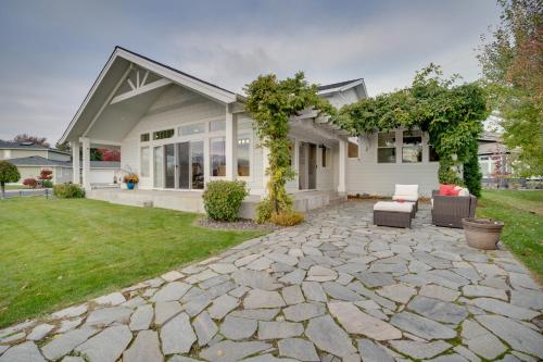 Family Home on Lake Chelan with Mtn + Lake View! in Mensona (WA)